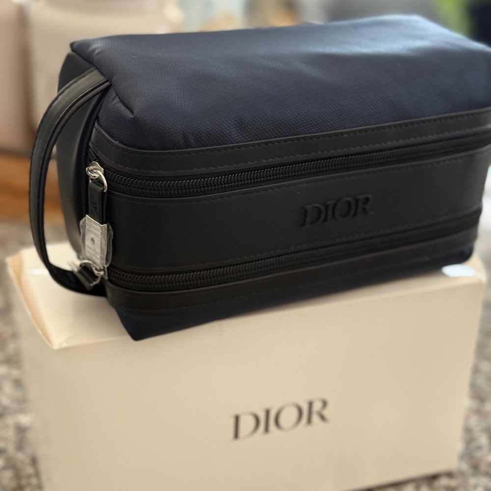 Dior Black Toiletry Bag with Sleek Design and Water-Resistant Material - Picture 4 of 5